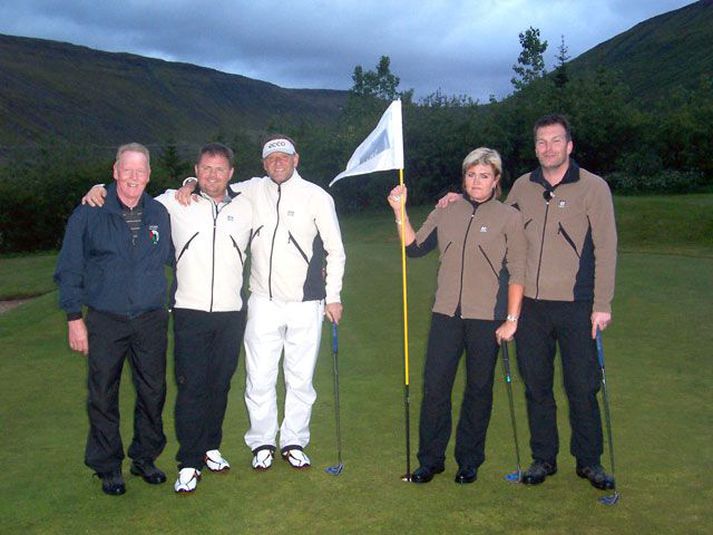 Fjórmenningarnir ásamt formanni Golfklúbbs Ísafjarðar. F.v. Tryggvi Sigtryggsson, Þorsteinn Hallgrímsson, Eyjólfur Kristjánsson, Ragnhildur Sigurðardóttir og Logi Bergmann Eiðsson. Ljósm: GÍ.
