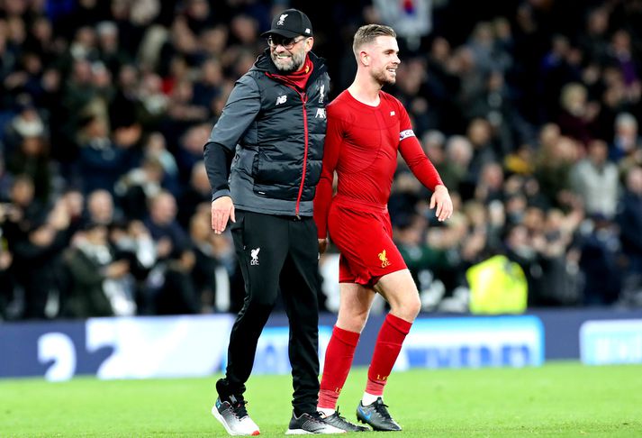 Jürgen Klopp með fyrirliðanum Jordan Henderson.