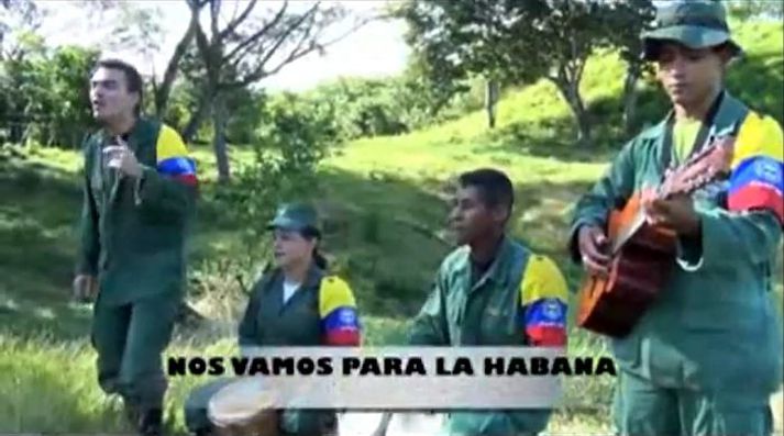 Á leið til Kúbu Á vefsíðu FARC-hreyfingarinnar hafa birst myndir af félögum hennar að syngja lofsöngva um væntanlegar viðræður við stjórnina.
nordicphotos/AFP