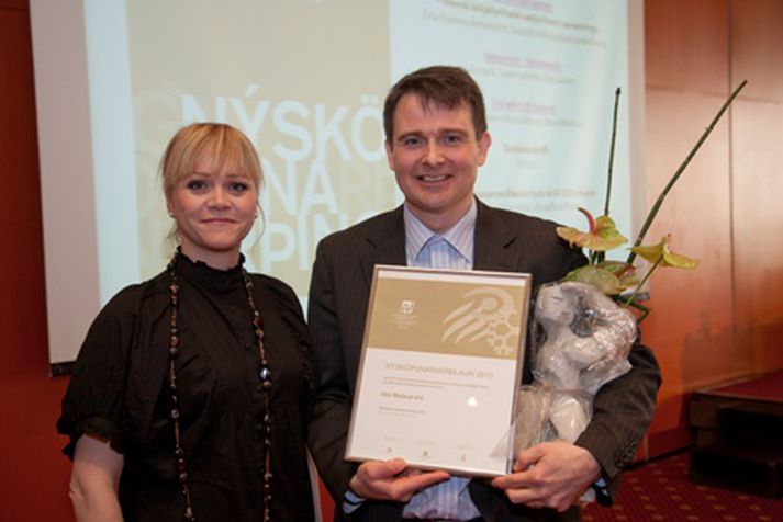 Á myndinni eru Sveinbjörn Höskuldsson framkvæmdastjóri Nox Medical og iðnaðarráðherra.