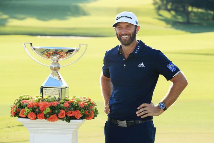 Dustin Johnson brosti auðvitað út að eyrum eftir þennan frábæra sigur.