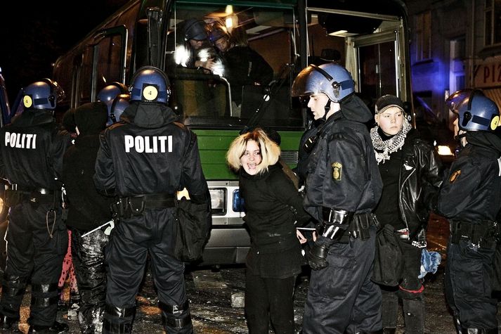 Kaupmannahafnarlögreglan fékk liðsauka meðal annars frá Óðinsvéum til að kljást við mótmælendurna. Á þriðja hundrað voru handteknir. Hér sjást nokkrir hinna handteknu færðir um borð í lögreglurútu í fyrrinótt. 