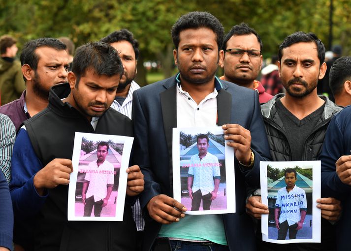 Vinir Zakaraia Bhuiyan, sem er enn saknað halda uppi myndum af honum í Christchurch.