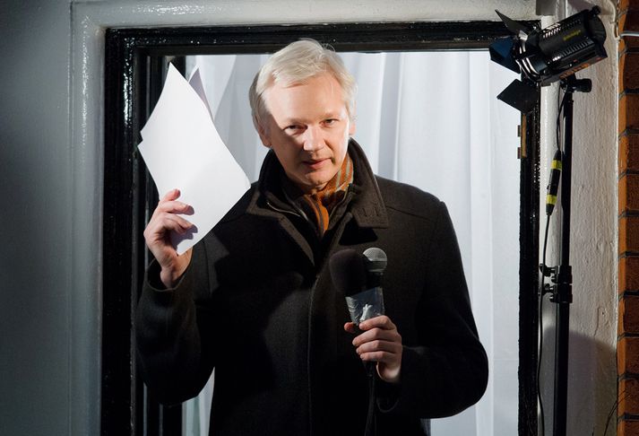 Julian Assange er í stofufangelsi í sendiráði Ekvadór í London.