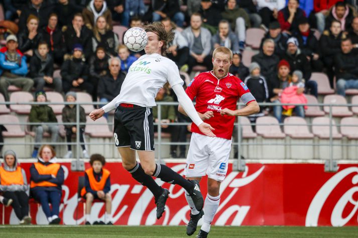 Kristján Flóki Finnbogason tekur við boltanum undir pressu frá Hauki Páli Sigurðssyni.