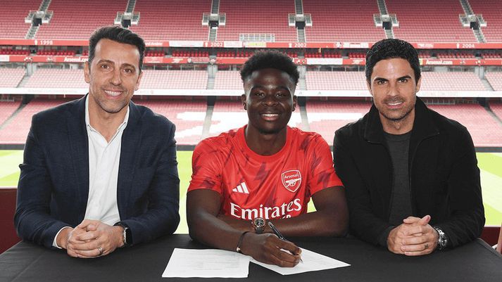 Bukayo Saka við undirritun nýs samnings með Edu, yfirmanni knattspyrnumála hjá Arsenal og Mikel Arteta, knattspyrnustjóra liðsins