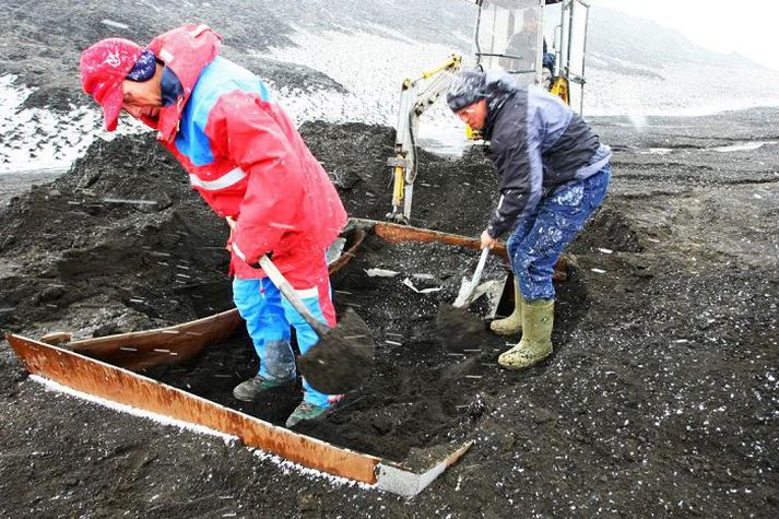 Það snjóaði á kappana meðan þeir mokuðu vagninn upp. Fremstur er Hreinn Skagfjörð, fyrir aftan hann er Einar Logi Vilhjálmsson og síðan er Sigurður Baldursson á gröfunni.mynd/Sigurgeir haraldsson