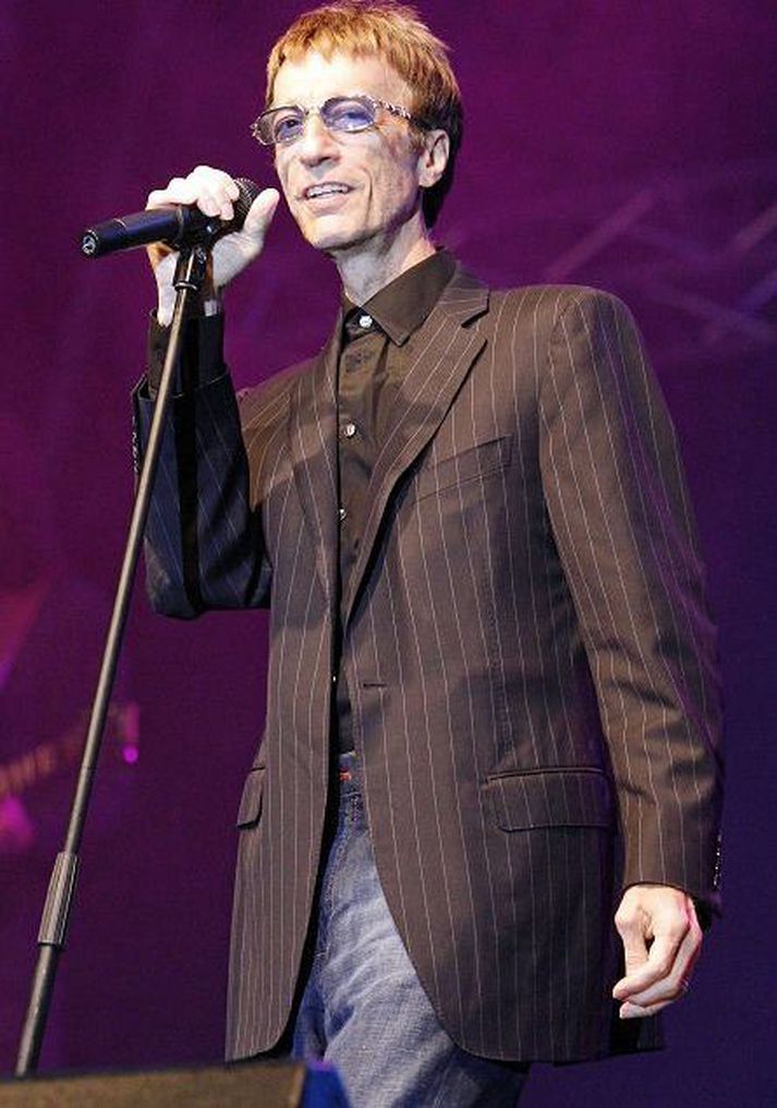 Robin Gibb blæs á þær sögusagnir að hann sé við dauðans dyr. Hann sé þvert á móti á batavegi.