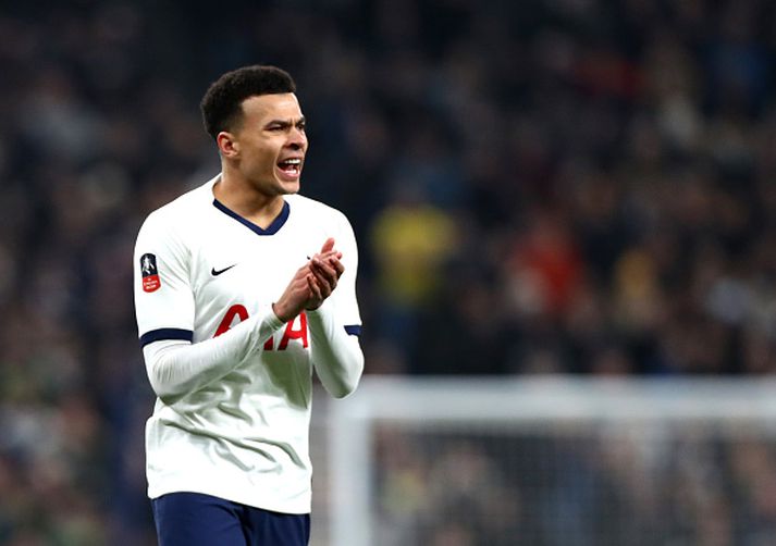 Dele Alli hvetur sína samherja í gær.