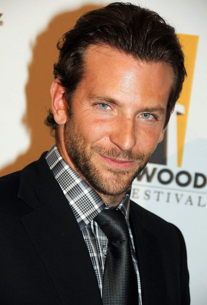 Móðir Bradley Cooper er ósátt við nýju kærustu hans, Jennifer Lopez, og hefur beðið hann um að taka hlutunum rólega.