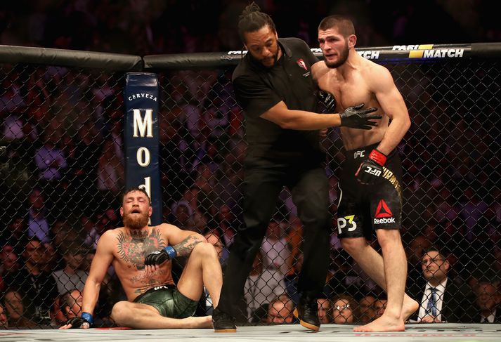 Khabib eftir sigurinn á Conor í fyrra.