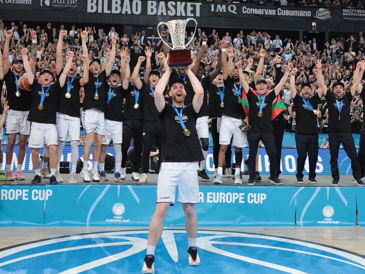 Tryggvi Snær Hlinason með verðlaunagripinn á lofti eftir sigur í Evrópubikar FIBA annað árið í röð.