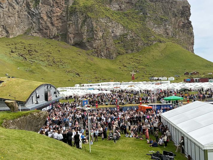 Fjöldi fólks var viðstaddur setninguna í Eyjum í dag en ballið er rétt að byrja.