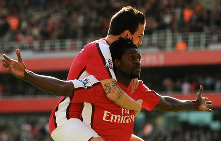 Emmanuel Adebayor og Cesc Fabregas fagna marki í dag.