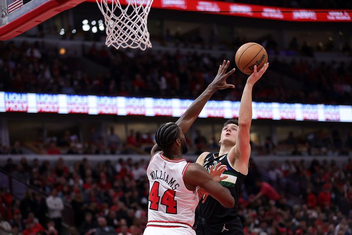 Grayson Allen, leikmaður Bucks, í baráttunni við Patrick Williams, leikmann Bulls, í leiknum í nótt.