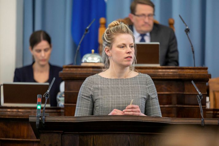 Arndís Anna K. Gunnarsdóttir segir brögð í tafli stjórnarliða sem felldu tillögu um að atvinnuréttindi skyldu fylgja dvalarleyfi Úkraínumanna sem koma hingað vegna stríðsátaka þar í landi.