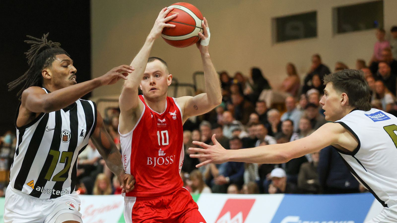 Valur - KR | Hörð bar­átta um heimavallarrétt