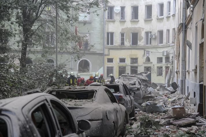 Björgunarsveitir að störfum í Lviv í dag. Gríðarlegar skemmdir urðu á um 30 byggingum í eldflaugaárás Rússa á borgina.