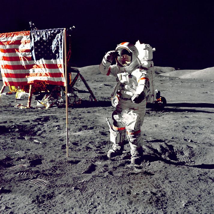Eugene A. Cernan heilsar bandaríska fánanum á yfirborði tunglsins.