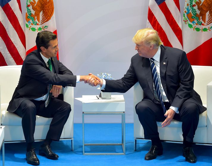 Trump og Peña Nieto tókust í hendur fyrir ljósmyndara á G-20-fundinum.