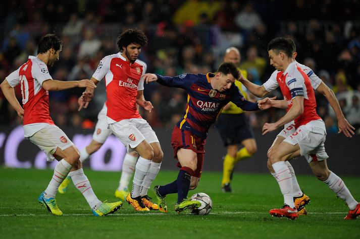 Lionel Messi umkringdur leikmönnum Arsenal í leik í Meistaradeildinni.