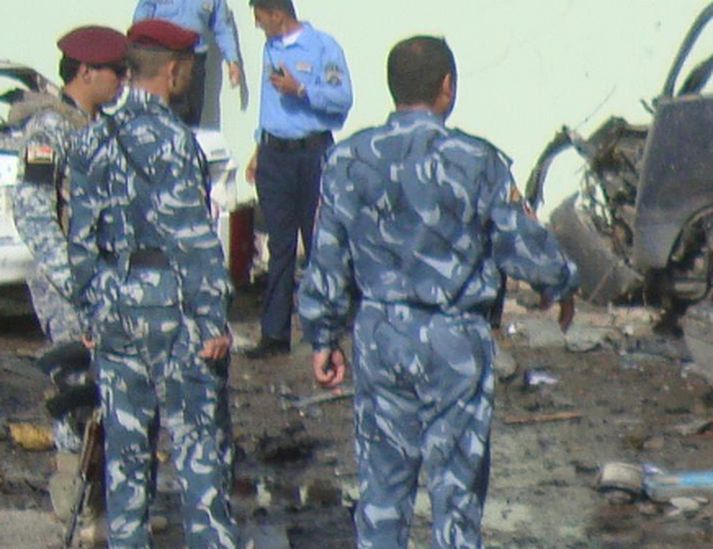 Íraskir hermenn í Fallujah skoða sig um. Mynd/ AFP.
