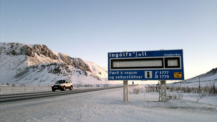 Búið er að koma einum dreng í línu og björgunarsveitarmenn eru á leið með hann niður.