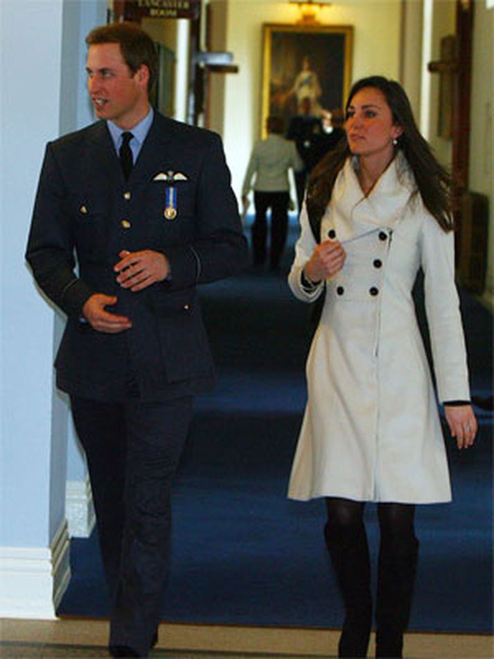 Prinsinn og Kate við útskrift hans úr konunglega lofthernum árið 2008. Á næsta ári hefur hann þriggja ára störf sem þyrluflugmaður.