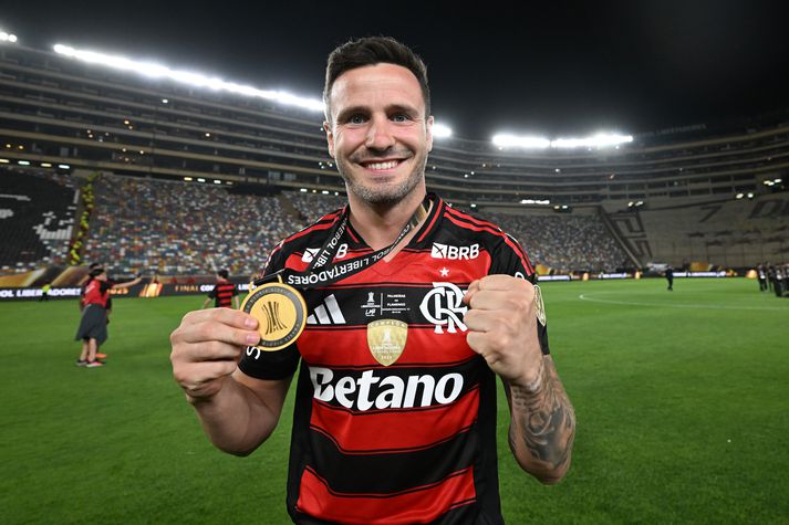 Saul Niguez hefur þegar unnið titla með Flamengo en hér sést hann eftir sigurinn í Copa Libertadores úrslitaleiknum.
