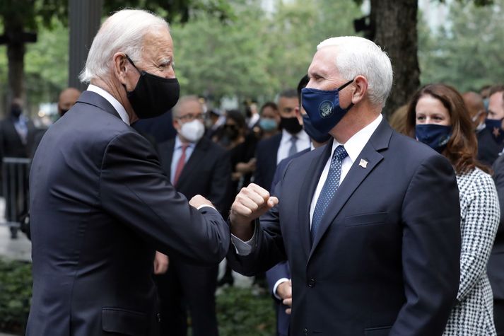 Biden (t.v.) og Pence varaforseti (t.h.) heilsuðust að Covid-sið þegar þeir hittust á minningarathöfn um fórnarlömb hryðjuverkárásanna í New York í morgun.