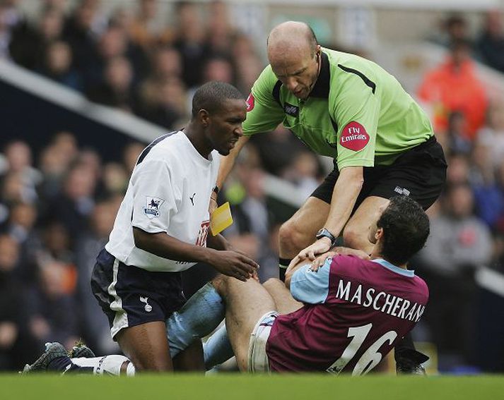 Jermain Defoe er hér nýbúinn að bíta Mascherano í hendina.