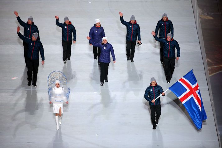 Íslenski hópurinn gengur inn á setningarhátíð Vetrarólympíuleikanna.