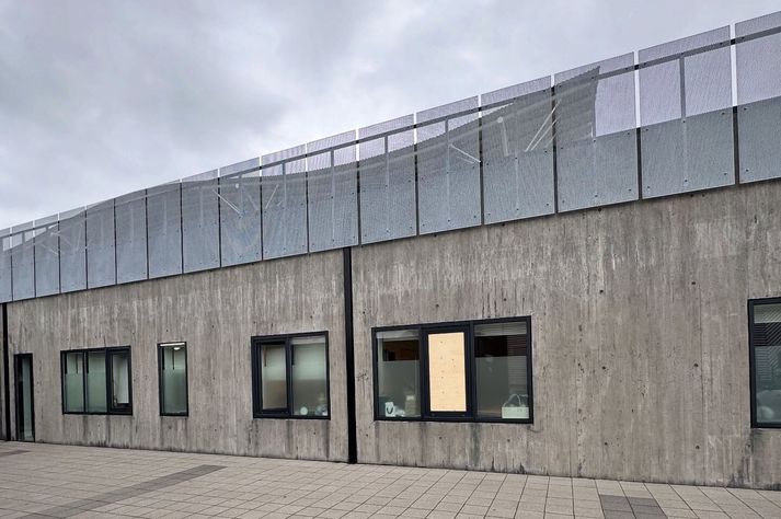 Krossviðarplötu hefur verið komið fyrir í stað rúðu í Kaplakrika. 