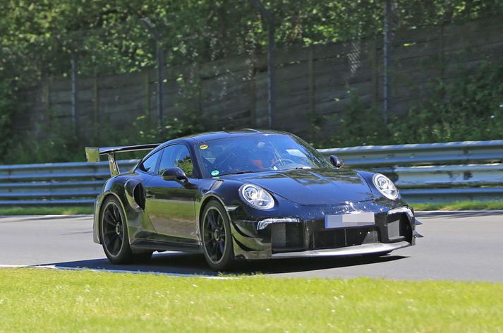 Porsche 911 GT2 RS þar sem hann á helst heima, þ.e. á akstursbraut.