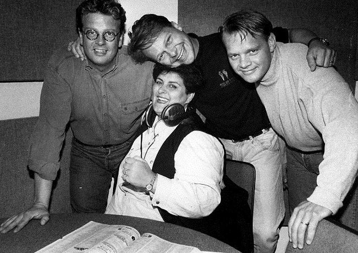 bylgjan árið 1993 Jón Axel Ólafsson, Gunnlaugur Helgason, Carola Hængsdóttir og Magnús Viðar Sigurðsson á Bylgjunni árið 1993. Jón Axel og Gulli Helga munu endurvekja þátt sinn Tveir með öllu á laugardaginn.