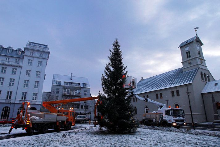 Oslóartréð við Austurvöll er glæsilegt að vanda. Þetta er tréð sem sett var upp árið 2009 en það var kveikt í því í Búsáhaldarbyltingunni svokölluðu.