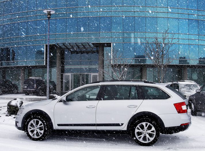 Því fylgir traust að vera á Skoda Octavia Scout þegar fer að snjóa.