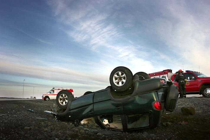 Þessi bíll fór út af Reykjanesbraut, valt og endaði á toppnum.