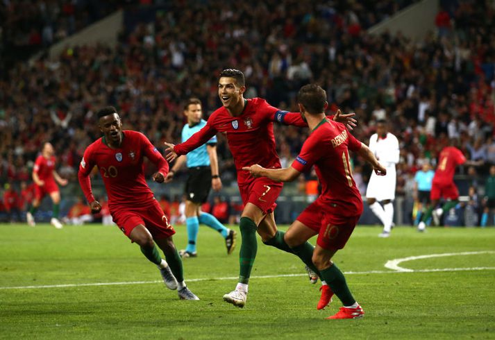 Cristiano Ronaldo fagnar einu marka sinna