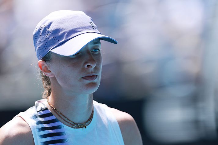 Iga Swiatek var vonsvikinn þegar hún féll úr keppni í Melbourne í dag.
