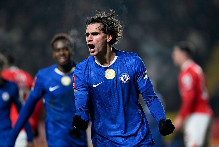 Marc Guiu fagnar eftir að hafa skorað eitt marka Chelsea gegn Charlton í kvöld.