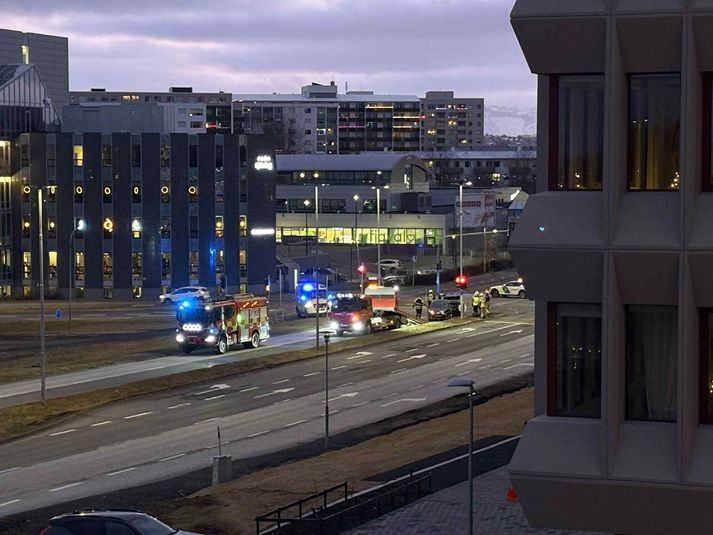 Dælubíll og sjúkrabíll eru á vettvangi.