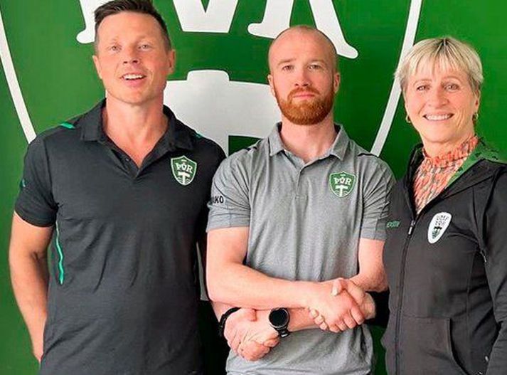 Hjörtur Sigurður Ragnarsson er hér í miðjunni með þeim Lárusi þjálfara og Jóhönnu formanni.