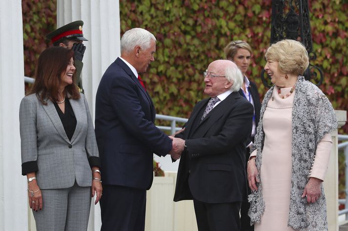 Pence (t.v.) og eiginkona hans Karen hittu Michael Higgins forseta Írlands og eiginkonu hans Sabinu, í Dyflinni í dag.