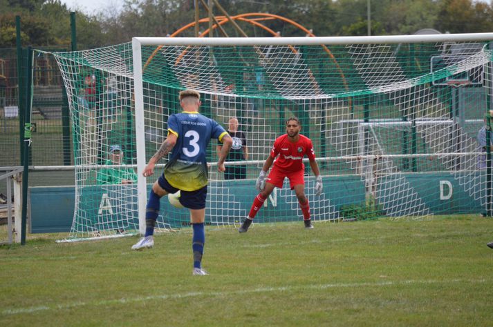 Connor Maseko, markvörður Blackfield & Langley FC fékk skrautlegt rautt spjald á dögunum.