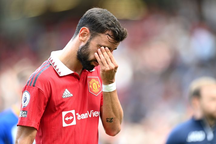 Bruno Fernandes trúir ekki eigin augum. Ef fer sem horfir mun hann ekki sjá því svartnættið hefur gleypt Old Trafford.