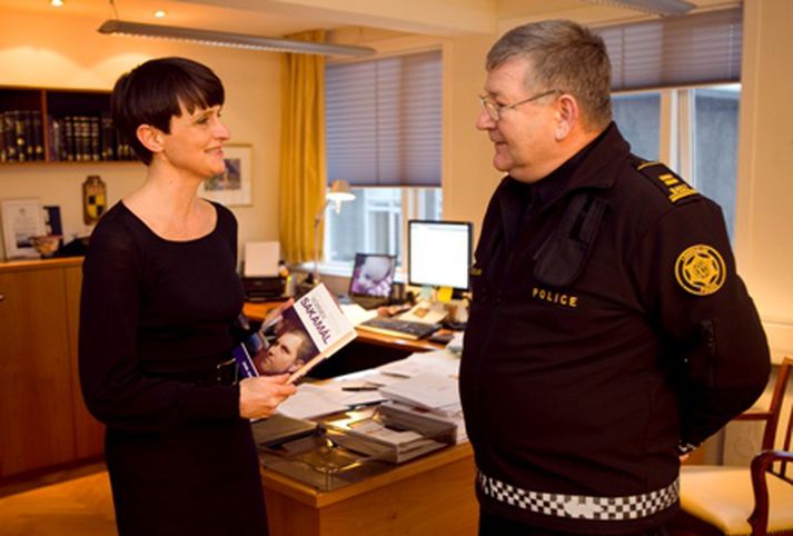 Ragna Árnadóttir, dómsmálaráðherra, fær eintak af norrænu sakamálunum.