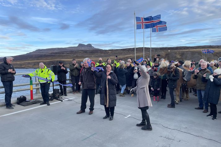 Borðaklippingunni fagnað í Þorskafirði í dag.