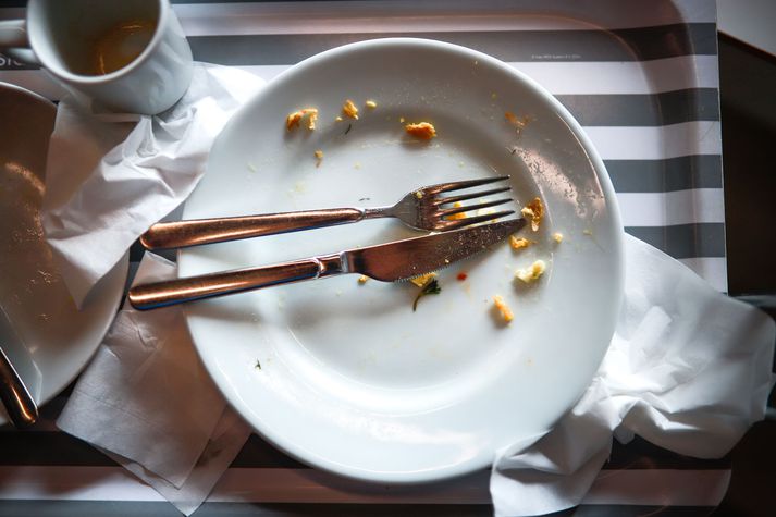 Það er ótrúlega algengt að skilja eftir disk á borði eða setja ekki kaffibolla í uppþvottavélina. Oft frágangur sem tekur sekúndur en ekki mínútur. Hvers vegna frestum við þessum verkefnum? Er það leti?