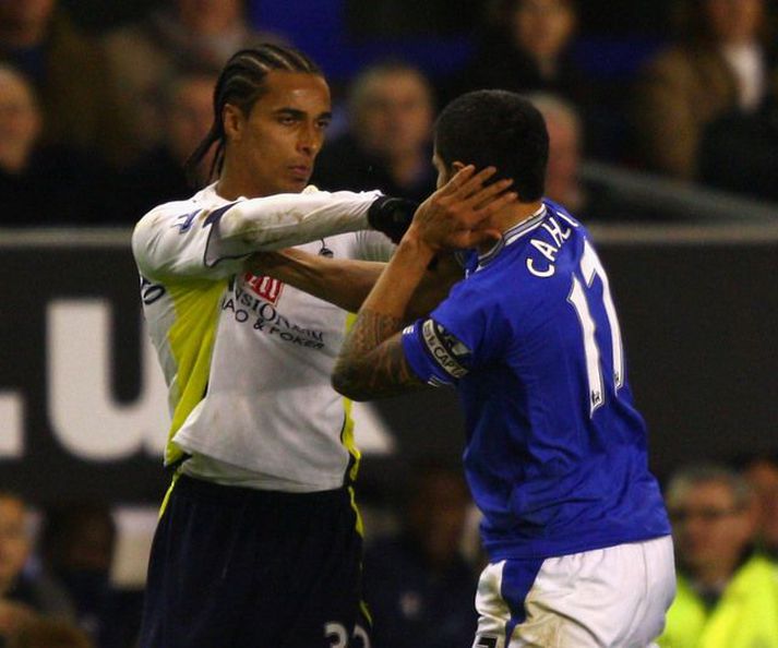 Assou-Ekotto og Tim Cahill í handalögmálum.
